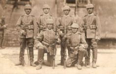 Onkel Friedrich (links, stehend), Kriegsfreiwilliger mit 15