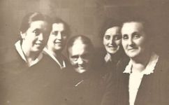 Großmutter an ihrem 77. Geburtstag (1933) mit Berta, Frieda, Emma, Pauline